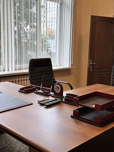 Аренда офисов: Сдаю Офис целиком: 300 м², В жилом комплексе, С ремонтом, Первая линия, С отдельным входом, С отдельным санузлом — 3