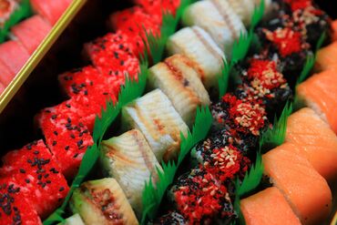 приготовление суши и ролл: Выездные банкеты | Повара