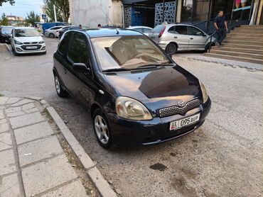 маленькая машина: Темно-синий хэтчбек Toyota Yaris с тремя дверями, оснащенный литыми