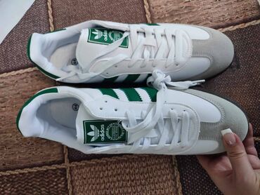 Patike: Adidas Samba patike

Novo
Brojevi 36 do 46

fb Moja Kupovina 1 — 13