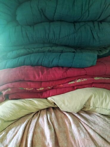 детское одеяло 110 110: Одеяла, подушки (Кара-Балта) одно шерстяное, одно ватное в хорошем