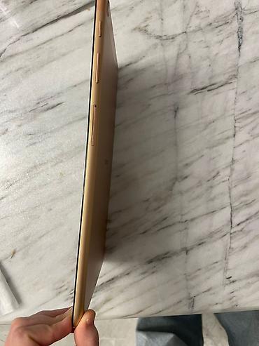 Digər planşetlər: Qızılı rəngdə planşet Xüsusiyyətlər: - İncə və yüngül alüminium — 1