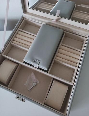 Ostali aksesoari: Organizator za nakit sa kljucem 
Izradjen od eko koze
2500 rsd — 11