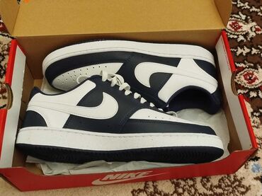 nike baku resimleri: Ağ və tünd göy rənglərdə dəri Nike Court Vision Low krossovkaları