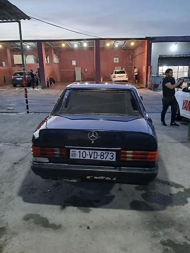190 satışı: Mercedes-Benz W201 (190) sedan - Korpus: sedan, qara rəng - Kuzov — 4