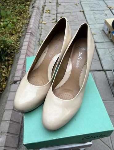 Туфли: Кожаные, базовые туфли Clarks. Удобный каблук