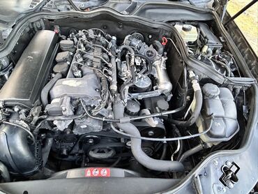 Mercedes-Benz: Mercedes-Benz E-Class sedan (W211) – qara rəngdə, klassik dörd qapılı — 10