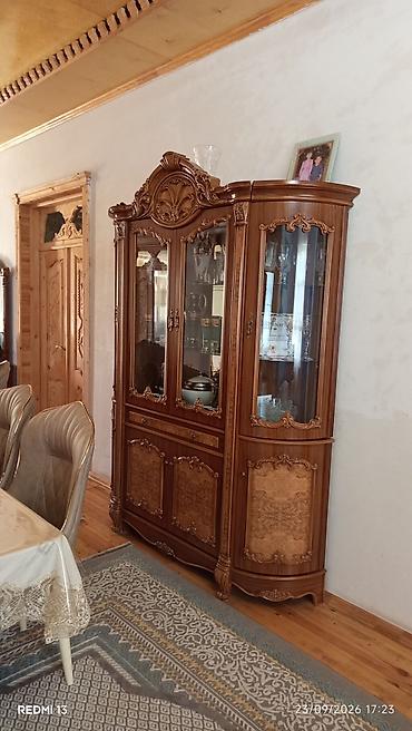 Klassik dizaynlı vitrin-bufet - Material: MDF/taxta əsaslı karkas
