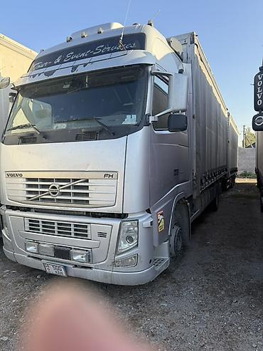 Грузовой автомобиль Volvo FH с тентованным полуприцепом/фургоном -