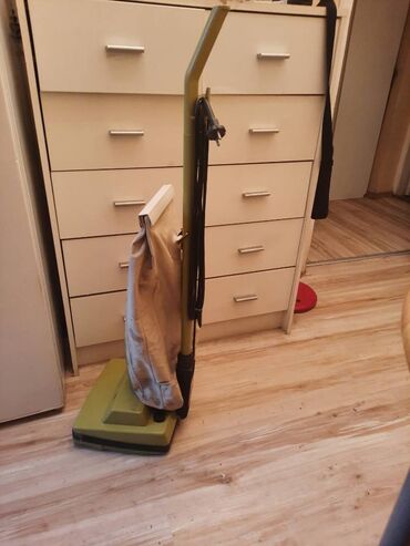 Klasični usisivači: Stari,retro usisivac Iskra sa vrecom TK 7005 R. Proban samo dlanom — 4
