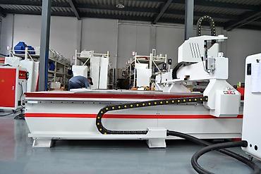 taxta yonan aparat: Sənaye tipli CNC frezə/oyma dəzgahı - Böyük ölçülü iş masası: lövhə — 1