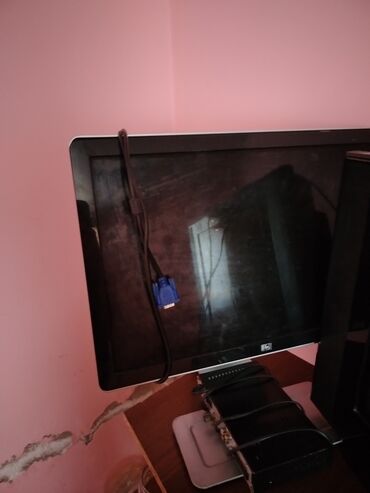 kompüter monitor: HP brendinin bu qara rəngli monitoru 20-22 düym diaqonala malikdir və