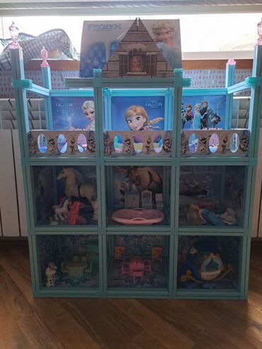 oyuncaq kukla: Elsa Frozen evi. 220 azn alinib, 100 azn satilir. İçində əşyaları və