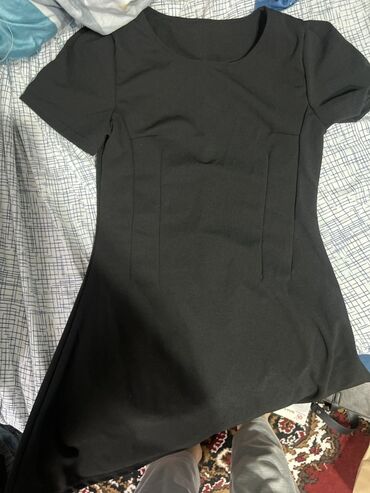 дорогие пуховики женские: Черное платье-футляр с короткими рукавами. - Классический круглый