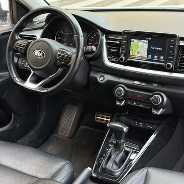 Kia: Белый кроссовер Kia Stonic с автоматической коробкой передач. В салоне