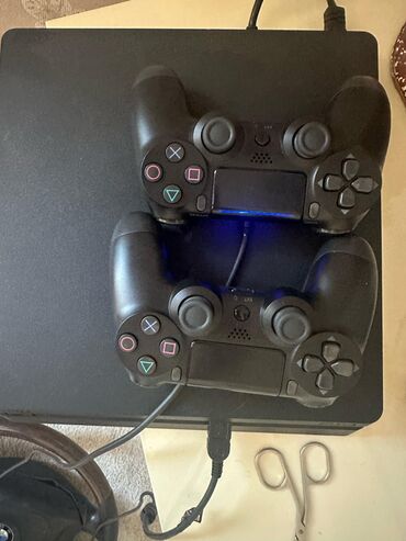 PS4 (Sony Playstation 4): Ps 4 slim 1 TB !! Blombasi usdunde tep teze 1 ay deyil oynanildiqi