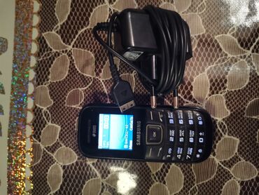 samsung z flip 2 qiymeti: Samsung GT-E1210, цвет - Черный, Кнопочный, Две SIM карты