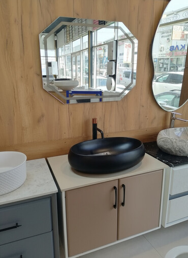 купить унитаз с бачком недорого: Oval formalı qara rəngli çanaq lavabosu ilə birlikdə olan bu hamam