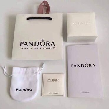 Narukvice: PANDORA narukvica sa original pakovanjem Cena:3600din Set sadrzi — 2