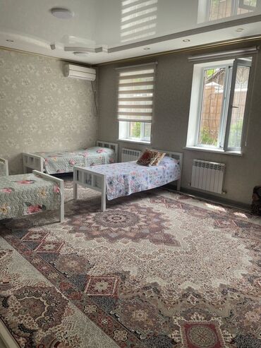 Отели и хостелы: Уютная комната с двумя кроватями, каждая из которых застелена светлым at lalafo.kg — 4 Отели и хостелы: Уютная комната с двумя кроватями, каждая из которых застелена светлым — 4