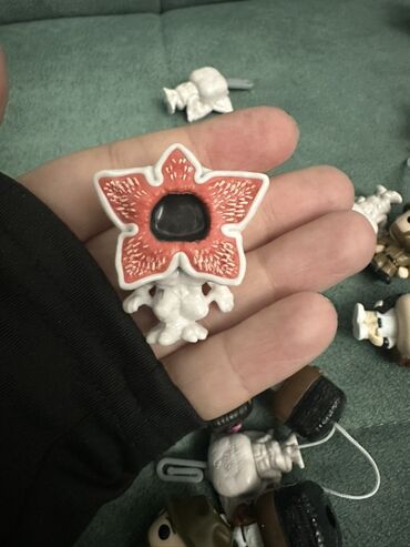 Heykəlciklər: Kinder Joy Stranger Things funko fiqurları satılır!!! — 9