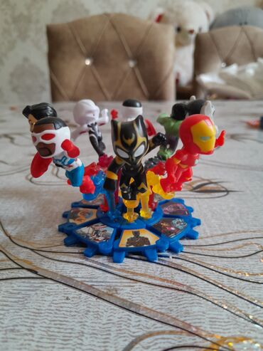 Oyuncaqlar: Kinder marvel seriyası. müxtəlif Marvel personajlarının fiqurları