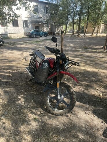 дордой скутер: Красный мотоцикл GSX с белыми декоративными элементами на бензобаке