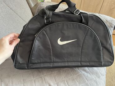 zenska kozna torba elegant: Crna veca torba idealna za teretanu ili za kraci put
