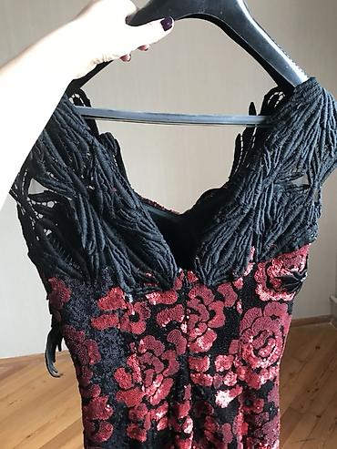 mirvari muncuqlar: Qırmızı güllü payetli gecə libası - Model: çiyinləri açıq, strapless — 6