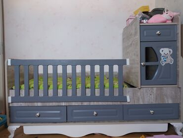 Qazanlar: Uşaq üçün çoxfunksiyalı beşik-dolab dəsti - Material: ağac teksturalı