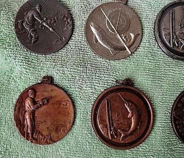 Značke, ordenje i medalje: Stara medalja za ribolov, pecanje, više komada. Očuvane medalje za — 1