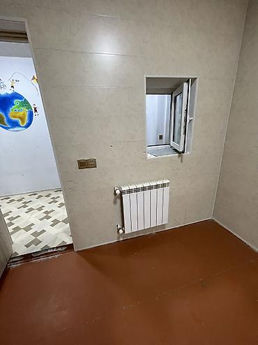 Uzunmüddətli kirayə mənzillər: 3 otaqlı həyət evi Planlaşdırma: - 1 geniş qonaq otağı (taxta tavan — 8