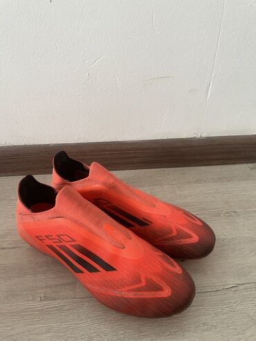 горная обувь: Пара футбольных бутс Adidas X Speedflow.1 FG, выполненных в