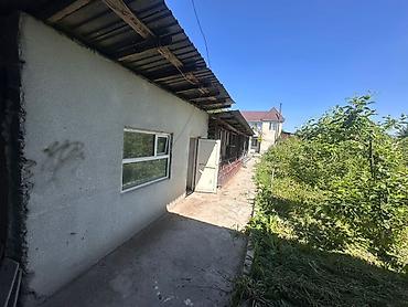 Продажа коттеджей и домов: Продаётся жилой дом с большим земельным участком и хозпостройками. с — 10