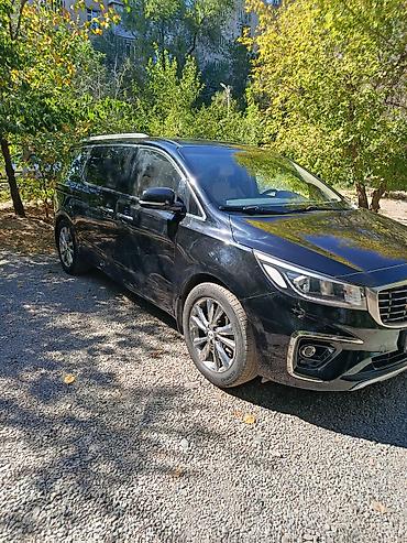 carnival: Kia Carnival (Grand Sedona) — просторный 7/8-местный минивэн в чёрном — 5