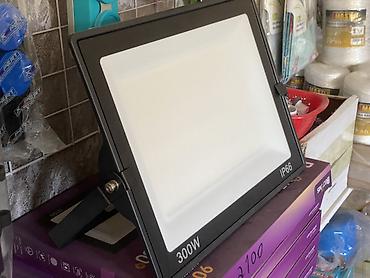 Освещение: Светодиодный прожектор 300W, степень защиты IP66. - Мощность: 300 Вт — 1