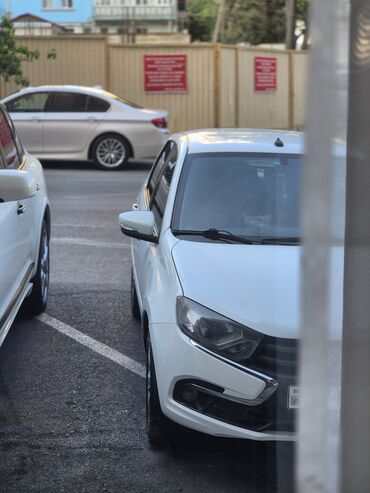 VAZ (LADA): Barter de var Lada Granta modelinin bu ağ rəngli sedanı dörd qapıya və — 12