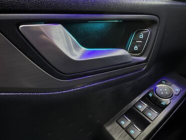 Ford: Plavi Ford Kuga, SUV model sa petoro vrata, opremljen je automatskim — 6