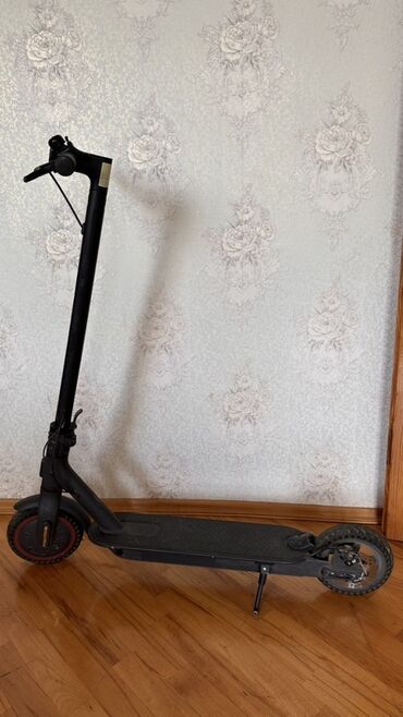 Информатика: Uzun müddet işlenmiş skuterdir. 25km/süretle gedir. Tekerleri