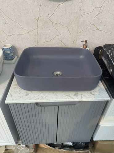 вешалка шкаф: Banyonuz üçün nəzərdə tutulmuş boz rəngli səthi quraşdırılan lavabo