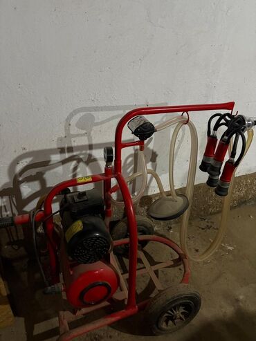 оборудование для корма: Продаю переносной доильный аппарат для коров и коз. Состояние