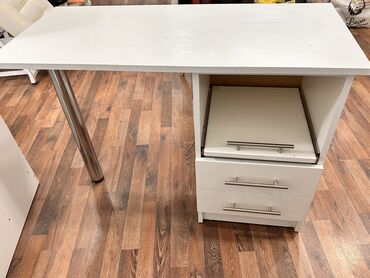 Salon masaları: İşlənmiş, Manikür üçün masa, Güzgüsüz