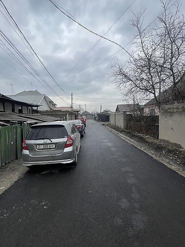 Продажа коттеджей и домов: Продаю пол дома барачного типа район Тоголок молдо Щербакова 3 ком — 1