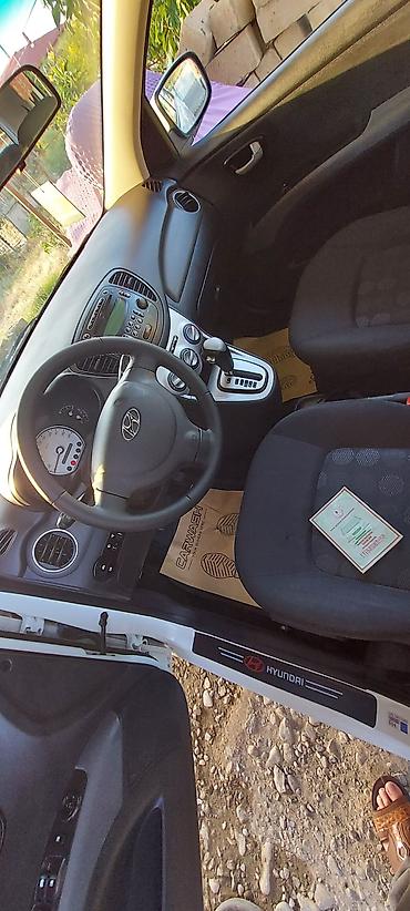 hyundai salon: Hyundai i10, ağ rəng, 5 qapı, kompakt hetçbek. Texniki və komfort — 2