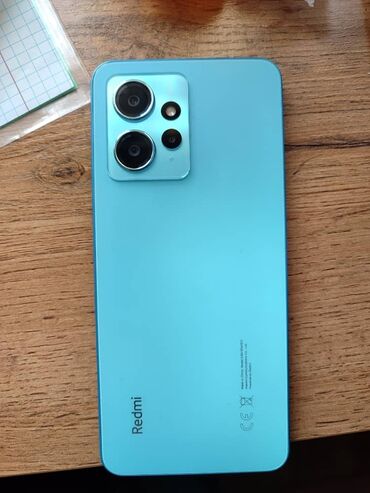 наклейки на телефон: Смартфон Redmi в голубом корпусе, оснащенный несколькими камерами на