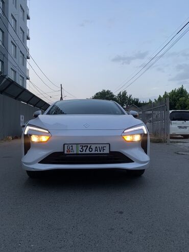 авто электрический: Белый электрический седан Ev Easy, представленный в современном