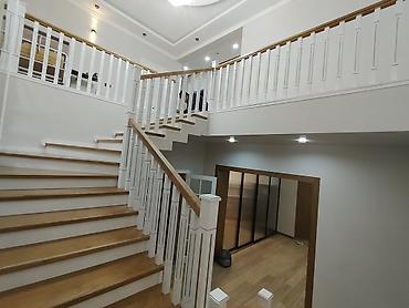 Деревянные лестницы: Деревянная лестница Для дома, Форма лестницы: Много-маршевая, Стиль: Классический — 25