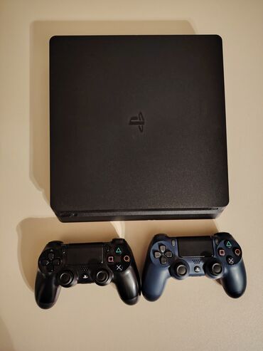 Аудиотехника: Qara rəngdə olan PlayStation 4 Slim PRAŞİFKALI oyun konsolu və iki