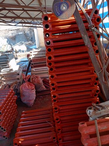 Радиаторы: Секции чугунных радиаторов отопления в большом количестве. Подходят — 14