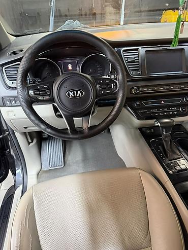 Kia: Kia Carnival minivan - Kuzov: qrafit-boz rəng, xrom ön barmaqlıq və — 11